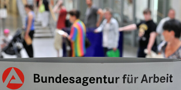 Menschen warten in einer Schlage vor der Agentur für Arbeit in Leipzig Menschen warten in einer Schlage vor der Agentur für Arbeit in Leipzig