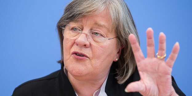 Andrea Voßhoff streckt die Hand nach vorn und spreizt die Finger Andrea Voßhoff streckt die Hand nach vorn und spreizt die Finger