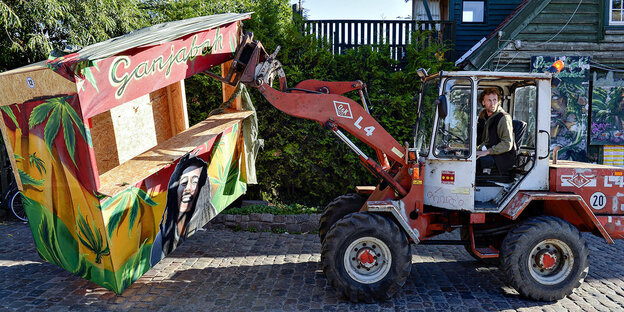 Ein Christiania-Bewohner transportiert mit einem Bager einen ehemaligen Drogenverkaufsstand Ein Christiania-Bewohner transportiert mit einem Bager einen ehemaligen Drogenverkaufsstand