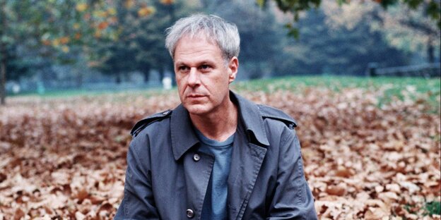 Dennis Cooper sitzt im Herbstlaub Dennis Cooper sitzt im Herbstlaub