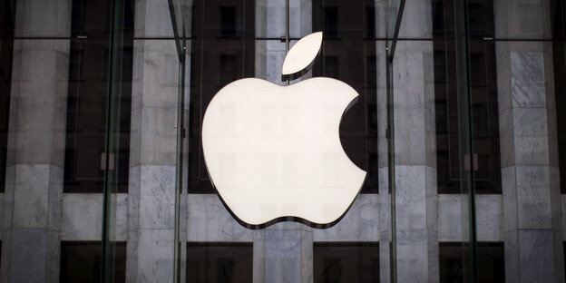 ein großes Apple-Logo vor einem Gebäude ein großes Apple-Logo vor einem Gebäude