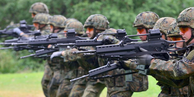 Soldaten trainieren mit dem vollautomatischen Infanteriegewehr G36 Soldaten trainieren mit dem vollautomatischen Infanteriegewehr G36