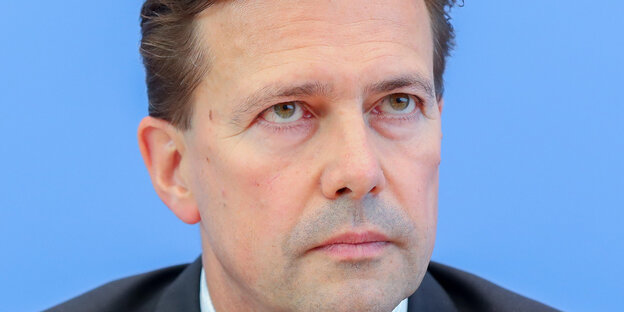 Regierungssprecher Steffen Seibert guckt angespannt Regierungssprecher Steffen Seibert guckt angespannt
