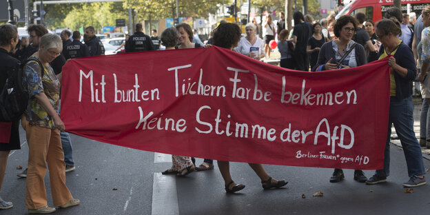 Frau halten einen Banner Frau halten einen Banner
