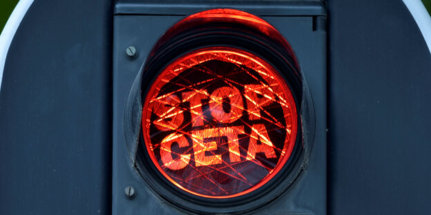 Im roten Licht einer Ampel steht der Schriftzug "Stop Ceta" Im roten Licht einer Ampel steht der Schriftzug "Stop Ceta"