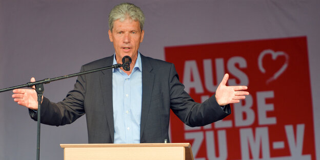 Helmut Holter an einem Rednerpult Helmut Holter an einem Rednerpult