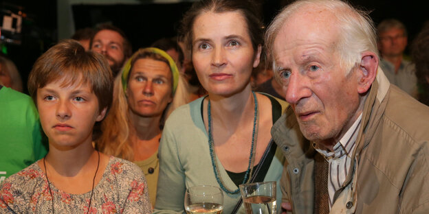 Menschen stehen zusammen Menschen stehen zusammen