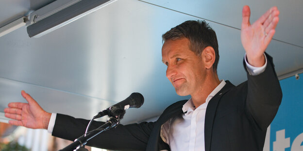 Höcke vor einem Mikrophon Höcke vor einem Mikrophon