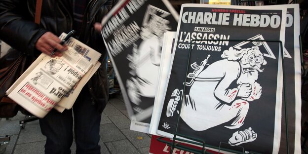 Die Zeitschrift Charlie Hebdo in einem Kiosk Die Zeitschrift Charlie Hebdo in einem Kiosk