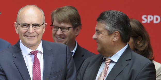 Sigmar Gabriel guckt zum lächelnden Erwin Sellering Sigmar Gabriel guckt zum lächelnden Erwin Sellering