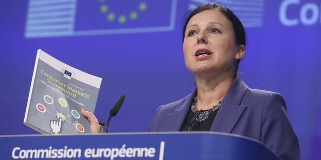 Vera Jourova steht an einem Pult Vera Jourova steht an einem Pult