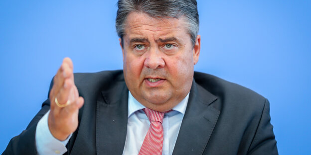 SPD-Chef Sigmar Gabriel gestikuliert SPD-Chef Sigmar Gabriel gestikuliert
