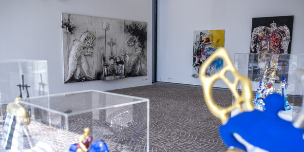 Ein Ausstellungsraum des Sprengelmuseums in Hannover mit Plastiken und Bildern Ein Ausstellungsraum des Sprengelmuseums in Hannover mit Plastiken und Bildern