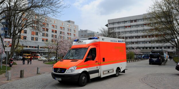 Krankenwagen vor einem Krankenhaus Krankenwagen vor einem Krankenhaus