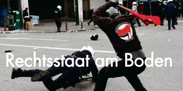 Prügelszene, ein Polizist liegt am Boden, eine Person schlägt auf den Polizisten mit einer Fahne ein Prügelszene, ein Polizist liegt am Boden, eine Person schlägt auf den Polizisten mit einer Fahne ein