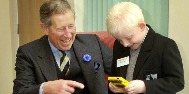 Ein Junge spielt Gameboy Ein Junge spielt Gameboy