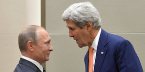US-Außenminister Kerry und Putin schütteln sich die Hände