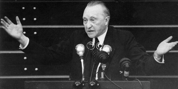 Schwarz-weiß-Foto von Konrad Adenauer vor einem Mikrofon Schwarz-weiß-Foto von Konrad Adenauer vor einem Mikrofon