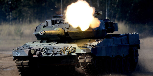 Ein Panzer feuert ab Ein Panzer feuert ab