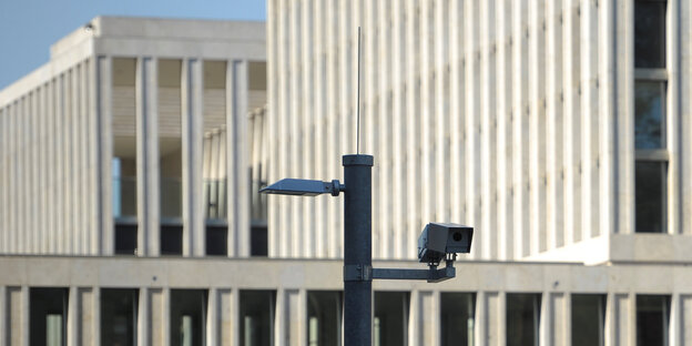 Kameras vor einem beigen Gebäude Kameras vor einem beigen Gebäude