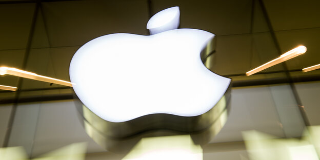 Das Apfel-Logo von Apple aus Froschperspektive Das Apfel-Logo von Apple aus Froschperspektive