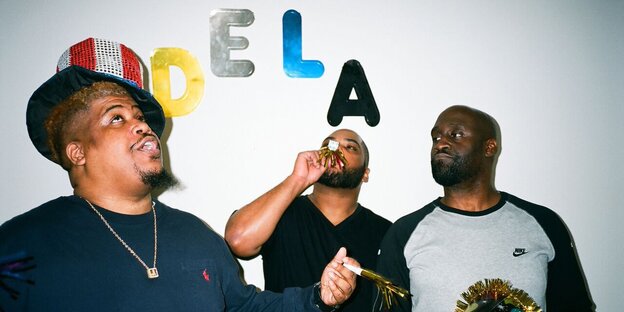 Die drei Mitglieder von De La Soul mit Partyutensilien Die drei Mitglieder von De La Soul mit Partyutensilien