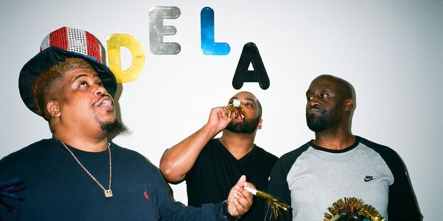 Die drei Mitglieder von De La Soul mit Partyutensilien