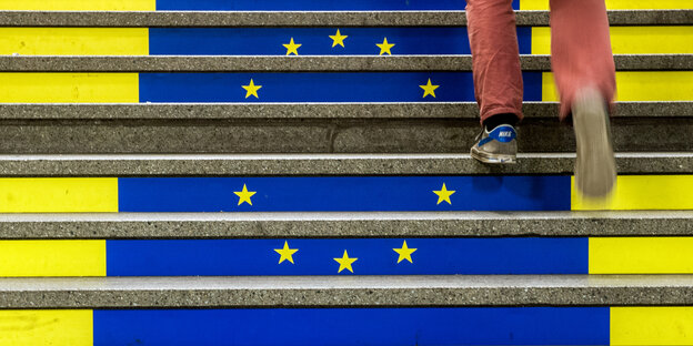 Die EU-Flagge auf mehrere Treppenstufen aufgeteilt Die EU-Flagge auf mehrere Treppenstufen aufgeteilt