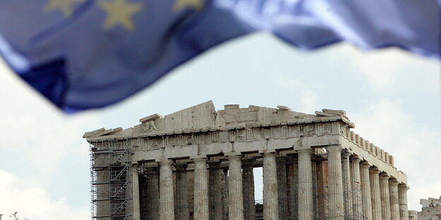 Eine EU-Fahne weht über der Akropolis in Athen Eine EU-Fahne weht über der Akropolis in Athen