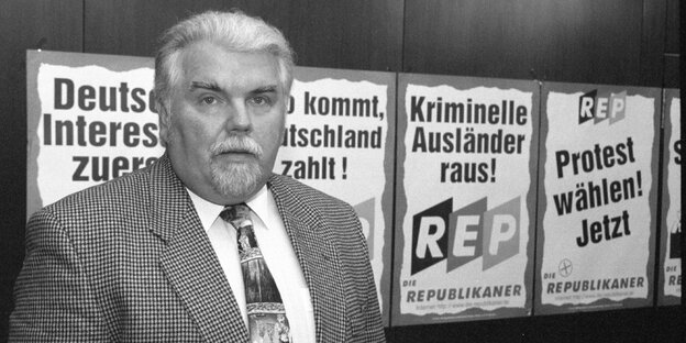 Ein Republikaner-Politiker vor Wahlplakaten Ein Republikaner-Politiker vor Wahlplakaten