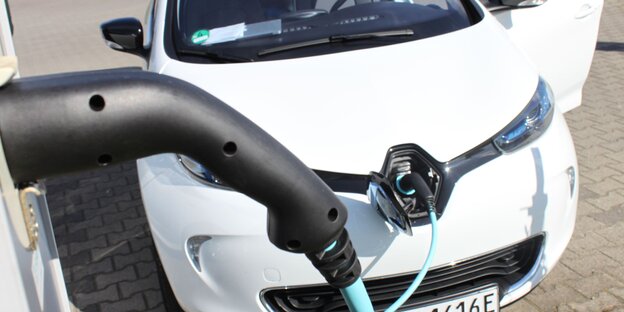 Das E-Auto wird geladen Das E-Auto wird geladen