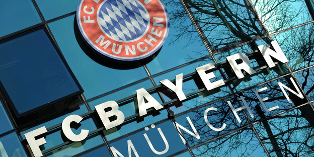 Das Logo des FC Bayern München an einer Hauswand Das Logo des FC Bayern München an einer Hauswand