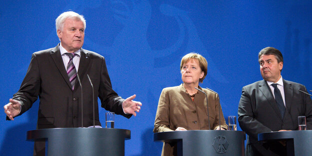 Horst Seehofer, Angela Merkel und Sigmar Gabriel stehen an Pulten Horst Seehofer, Angela Merkel und Sigmar Gabriel stehen an Pulten