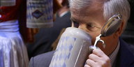 Der CSU-Parteivorsitzende Horst Seehofer trinkt aus einem Bierkrug