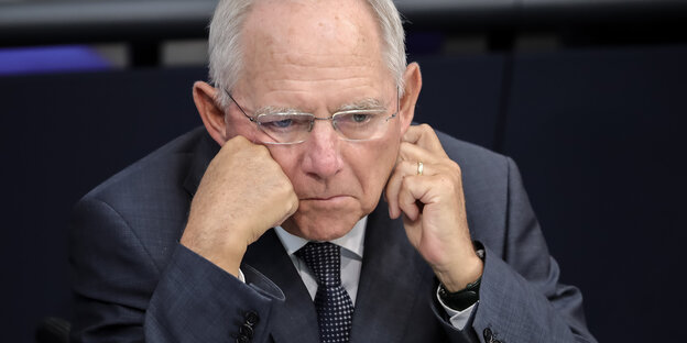 Wolfgang Schäuble stützt seinen Kopf mit den Händen Wolfgang Schäuble stützt seinen Kopf mit den Händen