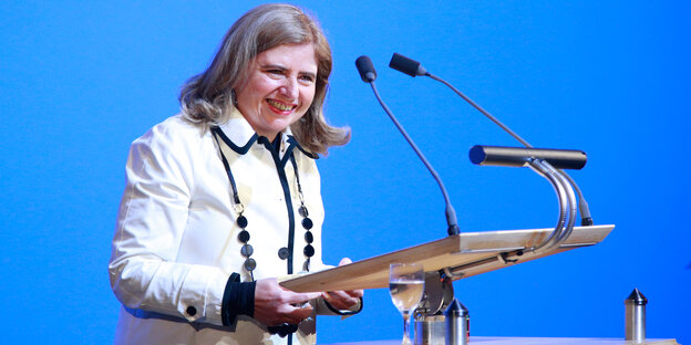 Sibylle Lewitscharoff steht lachend an einem Podium mit Mikrofonen Sibylle Lewitscharoff steht lachend an einem Podium mit Mikrofonen