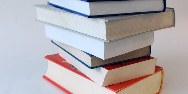 Verschiedene Bücher liegen auf einem Stapel Verschiedene Bücher liegen auf einem Stapel