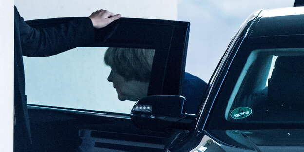 Angela Merkel steigt aus einem schwarzen Auto aus, jemand hält ihr die Tür auf Angela Merkel steigt aus einem schwarzen Auto aus, jemand hält ihr die Tür auf