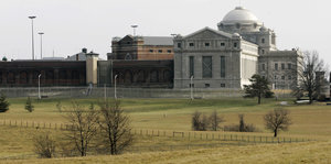 Ein monumentaler Gefängnisbau aus den USA, im Vordergrund Weideland