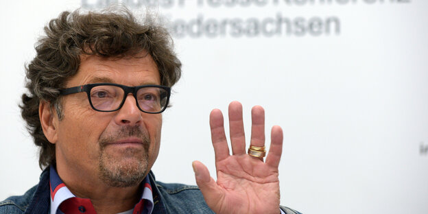 Dieter Dehm hebt die Hand Dieter Dehm hebt die Hand