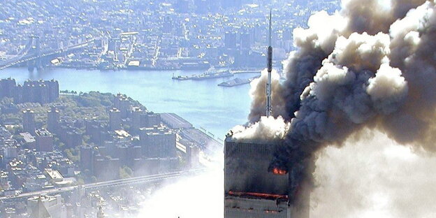 Ein brennender Turm des World Trade Center in New York am 11. September 2001 Ein brennender Turm des World Trade Center in New York am 11. September 2001