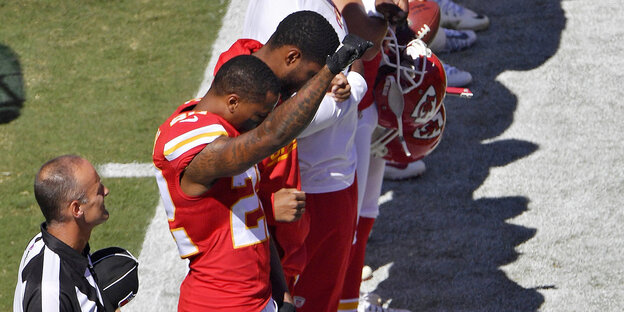 Marcus Peters von den Kansas City Chiefs reckt die Faust in die Luft Marcus Peters von den Kansas City Chiefs reckt die Faust in die Luft