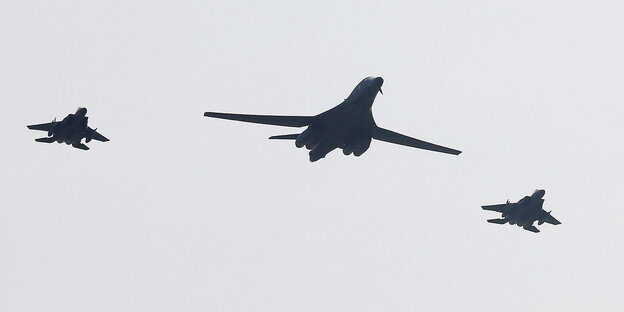 Einer von zwei US-Langstreckenbombern, begleitet von zwei südkoreanischen Kampfflugzeugen, fliegt am 13. September 2016 über Pyeongtaek, Südkorea Einer von zwei US-Langstreckenbombern, begleitet von zwei südkoreanischen Kampfflugzeugen, fliegt am 13. September 2016 über Pyeongtaek, Südkorea