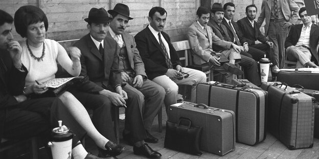 Türken warten 24.7.1970 in einem eigens für die Abfertigung türkischer Gastarbeiter errichteten Zelt auf dem Düsseldorfer Flughafen auf ihren Flug in die Heimat. Türken warten 24.7.1970 in einem eigens für die Abfertigung türkischer Gastarbeiter errichteten Zelt auf dem Düsseldorfer Flughafen auf ihren Flug in die Heimat.
