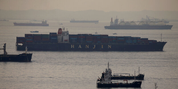 Hanjin-Frachter liegt im Nebel vor Anchorage Hanjin-Frachter liegt im Nebel vor Anchorage