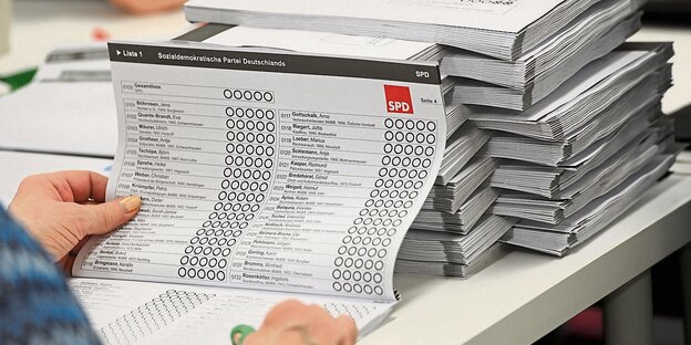 Hand hält Wahlzettel Hand hält Wahlzettel