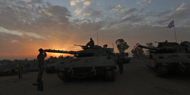 Ein Panzer bei Morgenhimmel Ein Panzer bei Morgenhimmel