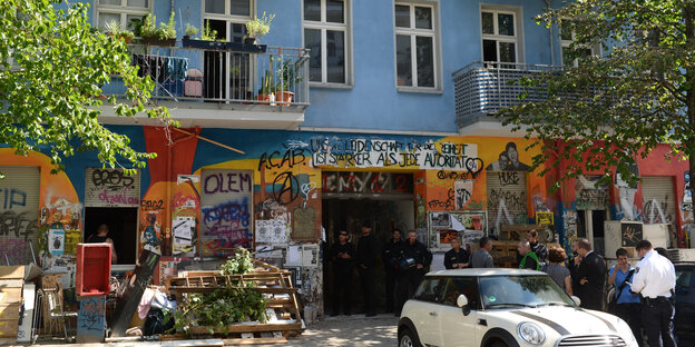 Polizisten im Eingang der Rigaer94 Polizisten im Eingang der Rigaer94