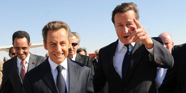 Nicolas Sarkozy und David Cameron steigen aus einem Flugzeug am Flughafen in Benghazi Nicolas Sarkozy und David Cameron steigen aus einem Flugzeug am Flughafen in Benghazi