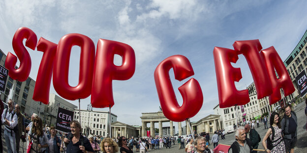 Vor dem Brandenburger Tor halten Demonstranten die Buchstaben Stop Ceta hoch Vor dem Brandenburger Tor halten Demonstranten die Buchstaben Stop Ceta hoch